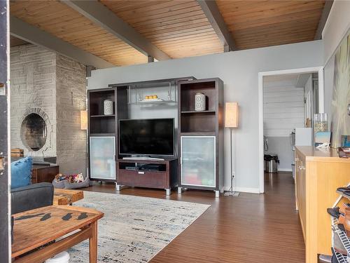 2067 Forest Dr, Nanaimo, BC - Indoor Photo Showing Living Room