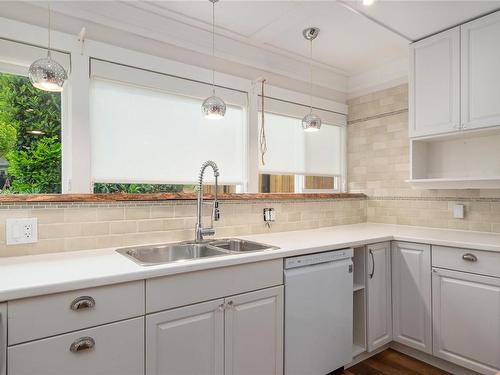 2067 Forest Dr, Nanaimo, BC - Indoor Photo Showing Kitchen With Double Sink