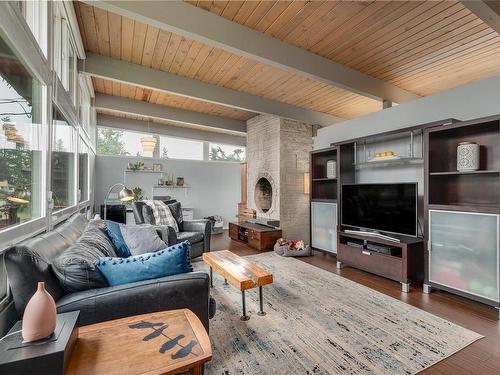 2067 Forest Dr, Nanaimo, BC - Indoor Photo Showing Living Room