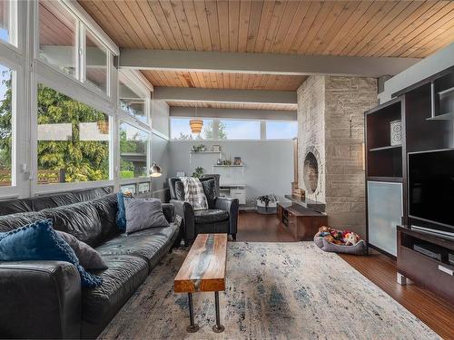 2067 Forest Dr, Nanaimo, BC - Indoor Photo Showing Living Room