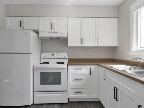 109-824 Island Hwy South, Campbell River, BC - Indoor Photo Showing Kitchen With Double Sink