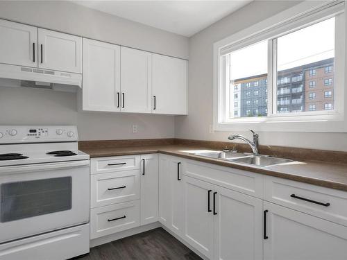 109-824 Island Hwy South, Campbell River, BC - Indoor Photo Showing Kitchen With Double Sink