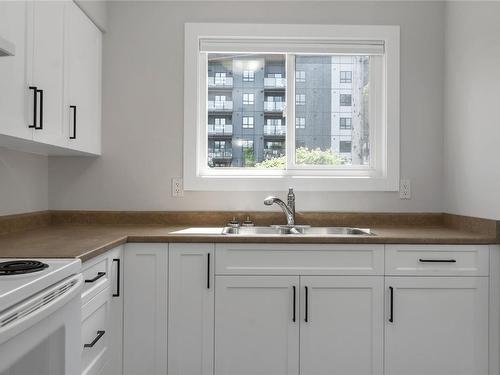 109-824 Island Hwy South, Campbell River, BC - Indoor Photo Showing Kitchen With Double Sink