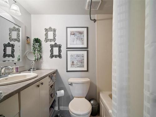 106-1031 Burdett Ave, Victoria, BC - Indoor Photo Showing Bathroom