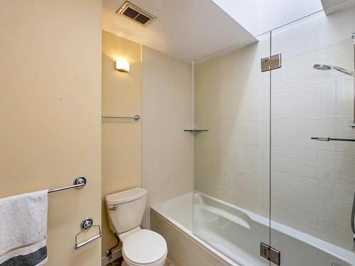828 Royal Wood Pl, Saanich, BC - Indoor Photo Showing Bathroom