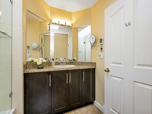 828 Royal Wood Pl, Saanich, BC - Indoor Photo Showing Bathroom