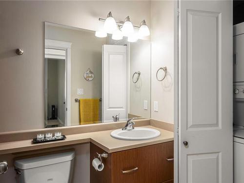 303-2115 Meredith Rd, Nanaimo, BC - Indoor Photo Showing Bathroom