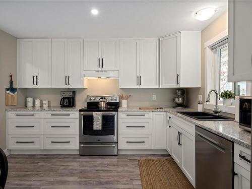 1782 Latimer Rd, Nanaimo, BC - Indoor Photo Showing Kitchen With Double Sink