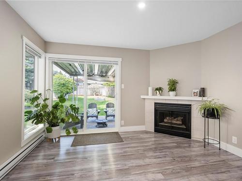 1782 Latimer Rd, Nanaimo, BC - Indoor Photo Showing Living Room With Fireplace