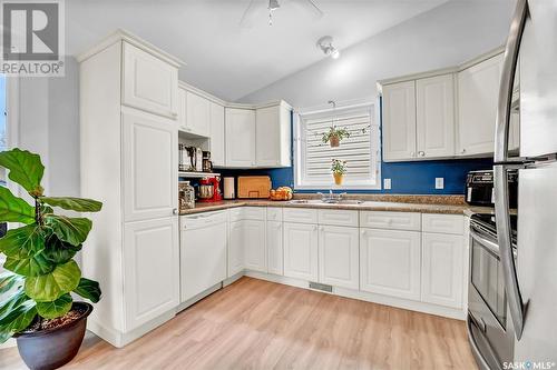 207 Sumner Crescent, Saskatoon, SK - Indoor Photo Showing Kitchen