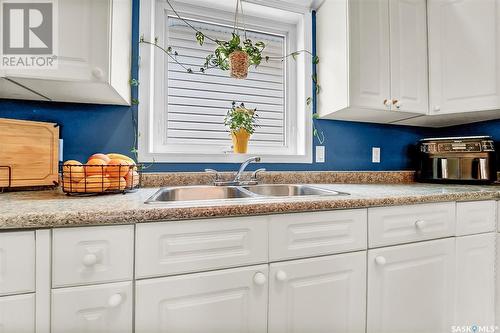207 Sumner Crescent, Saskatoon, SK - Indoor Photo Showing Kitchen With Double Sink