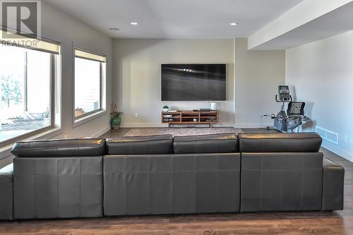 1459 Rocky Point Drive, Kelowna, BC - Indoor Photo Showing Living Room