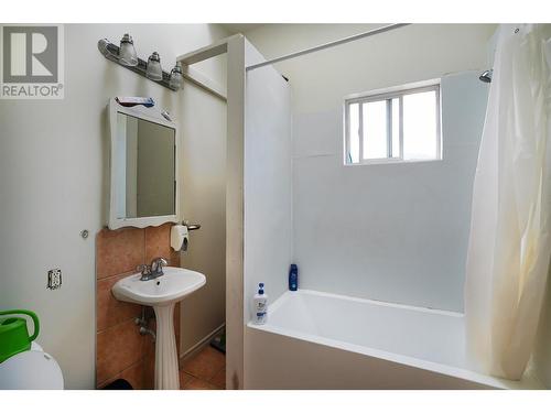 360 Hardie Road, Kelowna, BC - Indoor Photo Showing Bathroom