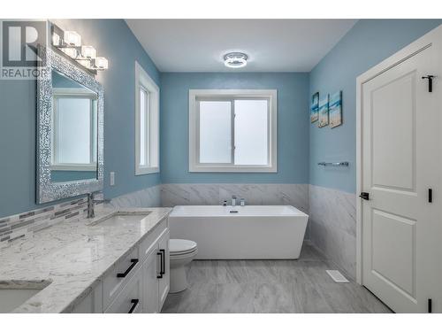 2811 Canyon Crest Drive, West Kelowna, BC - Indoor Photo Showing Bathroom