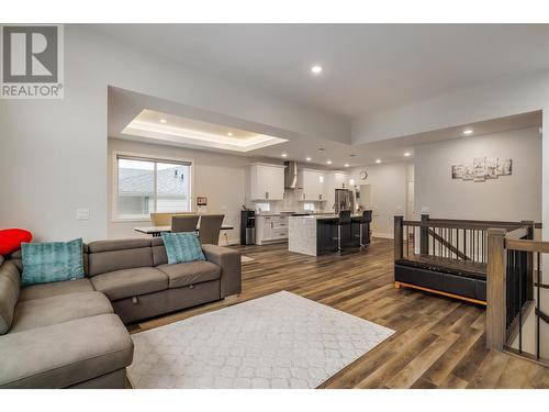 2811 Canyon Crest Drive, West Kelowna, BC - Indoor Photo Showing Living Room