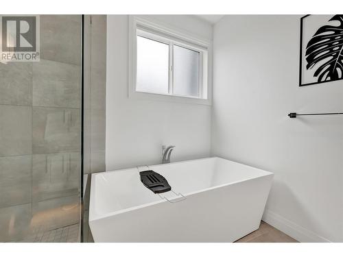 1130 Stockley Street, Kelowna, BC - Indoor Photo Showing Bathroom