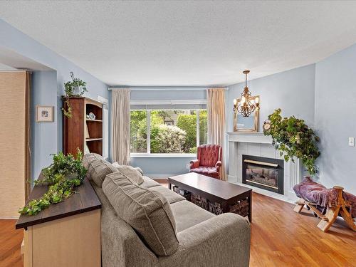 27-1853 Edgehill Avenue, Kelowna, BC - Indoor Photo Showing Living Room With Fireplace