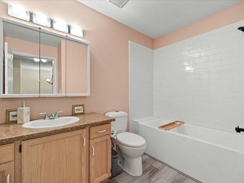 27-1853 Edgehill Avenue, Kelowna, BC - Indoor Photo Showing Bathroom