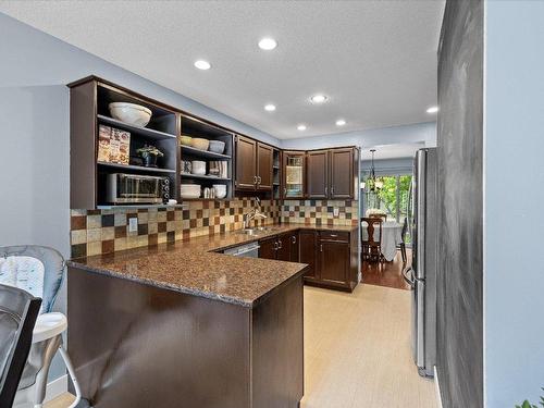 27-1853 Edgehill Avenue, Kelowna, BC - Indoor Photo Showing Kitchen