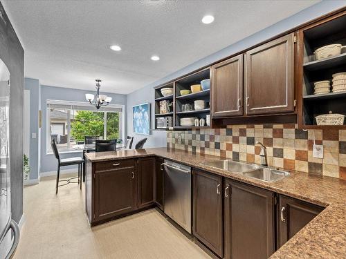 27-1853 Edgehill Avenue, Kelowna, BC - Indoor Photo Showing Kitchen With Double Sink