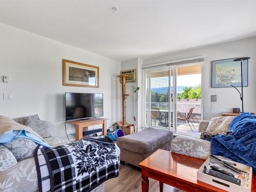 301-4205 27 Street, Vernon, BC - Indoor Photo Showing Living Room