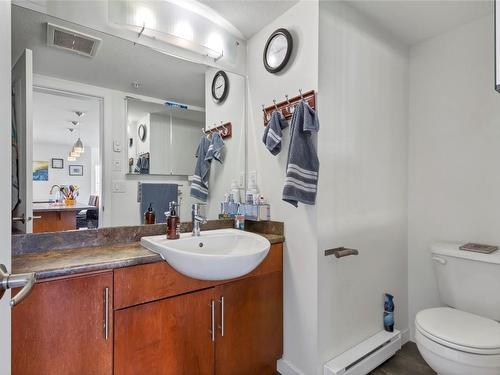 301-4205 27 Street, Vernon, BC - Indoor Photo Showing Bathroom