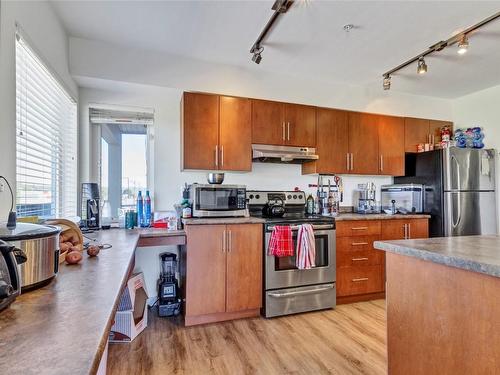 301-4205 27 Street, Vernon, BC - Indoor Photo Showing Kitchen