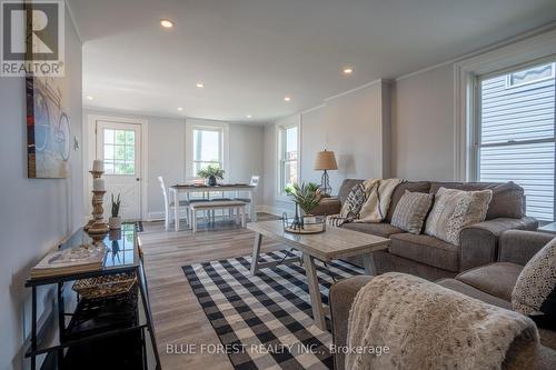 460 Wallace Street, Chatham-Kent, ON - Indoor Photo Showing Living Room