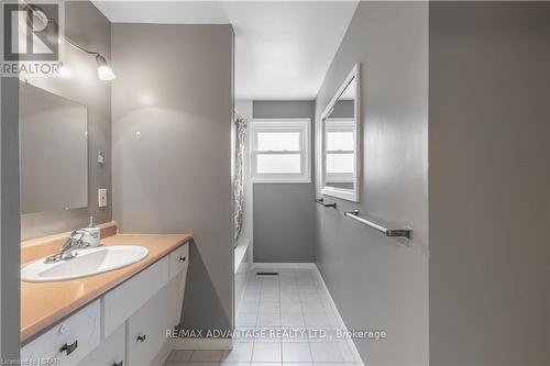 10 Jena Crescent, London, ON - Indoor Photo Showing Bathroom