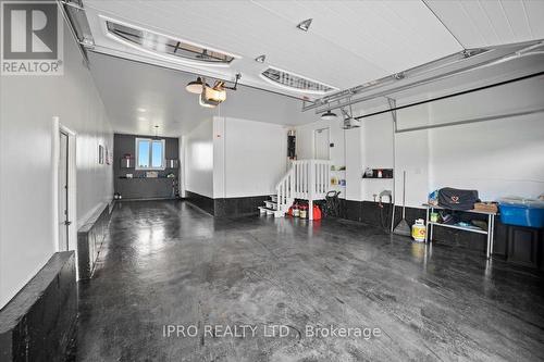 138 Creekwood Court E, Blue Mountains, ON - Indoor Photo Showing Garage