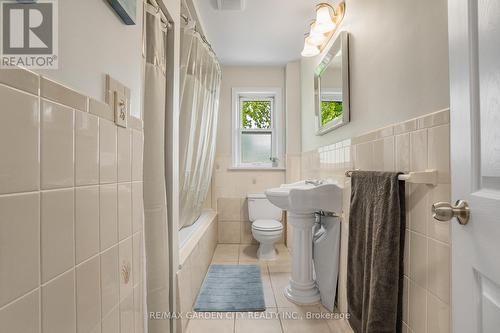 174 Mud Street W, Grimsby, ON - Indoor Photo Showing Bathroom
