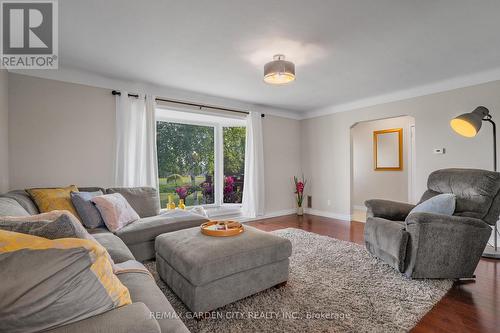 174 Mud Street W, Grimsby, ON - Indoor Photo Showing Living Room