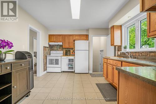 174 Mud Street W, Grimsby, ON - Indoor Photo Showing Kitchen With Double Sink