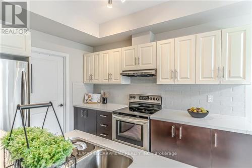 8 Birot Lane, Hamilton, ON - Indoor Photo Showing Kitchen With Upgraded Kitchen