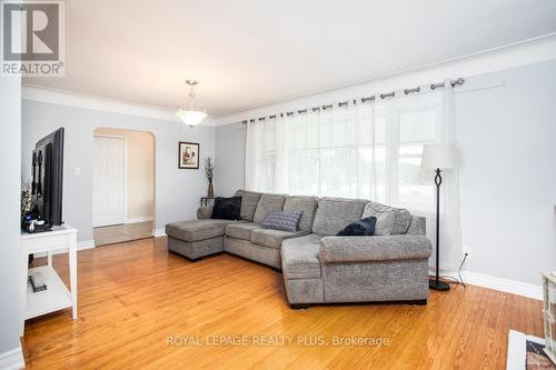 435 Parkside Drive, Hamilton, ON - Indoor Photo Showing Living Room