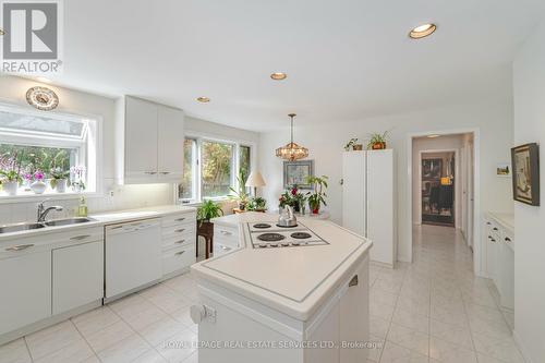 468 Copeland Court, Oakville, ON - Indoor Photo Showing Kitchen With Double Sink