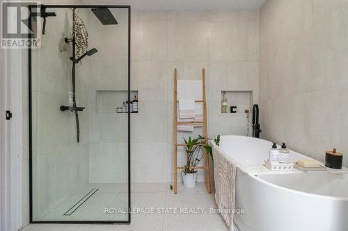 42 Burton Street, Hamilton, ON - Indoor Photo Showing Bathroom