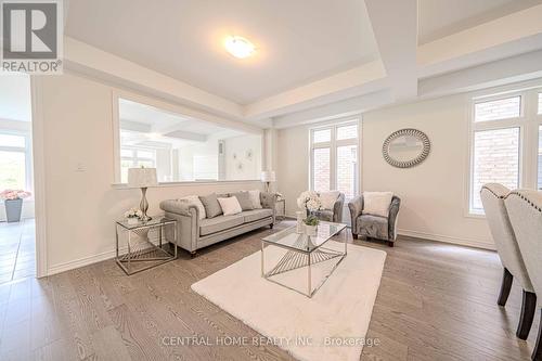 11 Upbound Court, East Gwillimbury, ON - Indoor Photo Showing Living Room