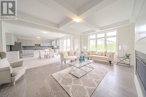 11 Upbound Court, East Gwillimbury, ON - Indoor Photo Showing Living Room