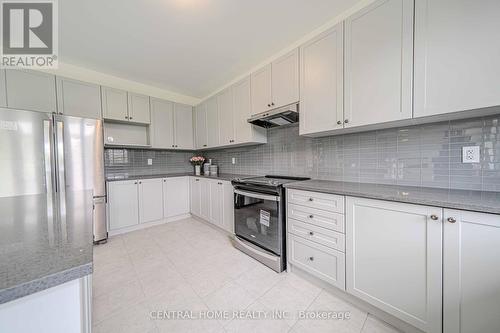 11 Upbound Court, East Gwillimbury, ON - Indoor Photo Showing Kitchen