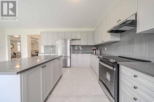 11 Upbound Court, East Gwillimbury, ON - Indoor Photo Showing Kitchen With Upgraded Kitchen