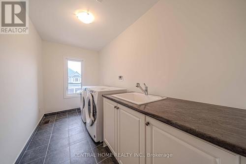 11 Upbound Court, East Gwillimbury, ON - Indoor Photo Showing Laundry Room