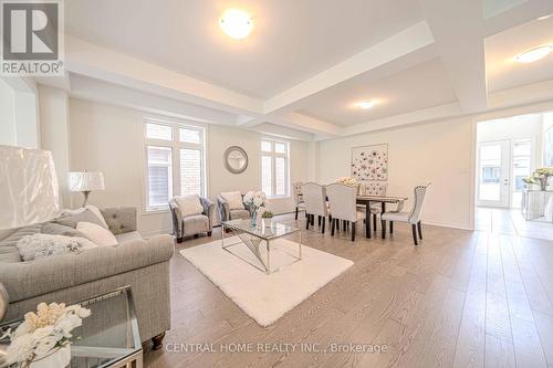 11 Upbound Court, East Gwillimbury, ON - Indoor Photo Showing Living Room