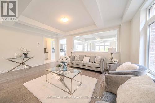 11 Upbound Court, East Gwillimbury, ON - Indoor Photo Showing Living Room