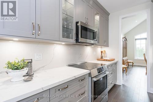 13 Fawndale Crescent, Wasaga Beach, ON - Indoor Photo Showing Kitchen With Upgraded Kitchen