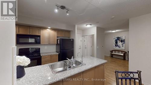 1226 - 33 Cox Boulevard, Markham, ON - Indoor Photo Showing Kitchen With Double Sink