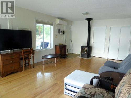 19417 95Th Street, Osoyoos, BC - Indoor Photo Showing Living Room