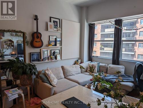 604 - 700 King Street W, Toronto, ON - Indoor Photo Showing Living Room