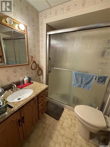 200 1St Street W, Dinsmore, SK - Indoor Photo Showing Bathroom