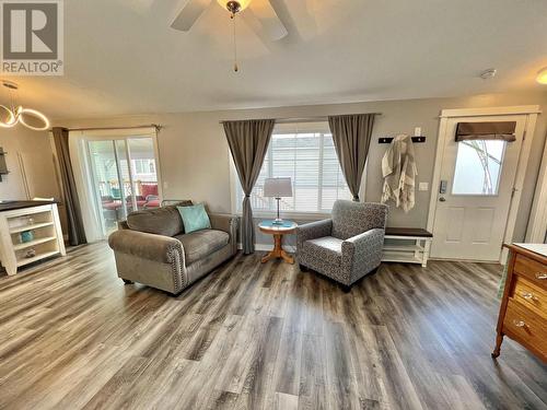 2130 Golden Pond Road, Quesnel, BC - Indoor Photo Showing Living Room